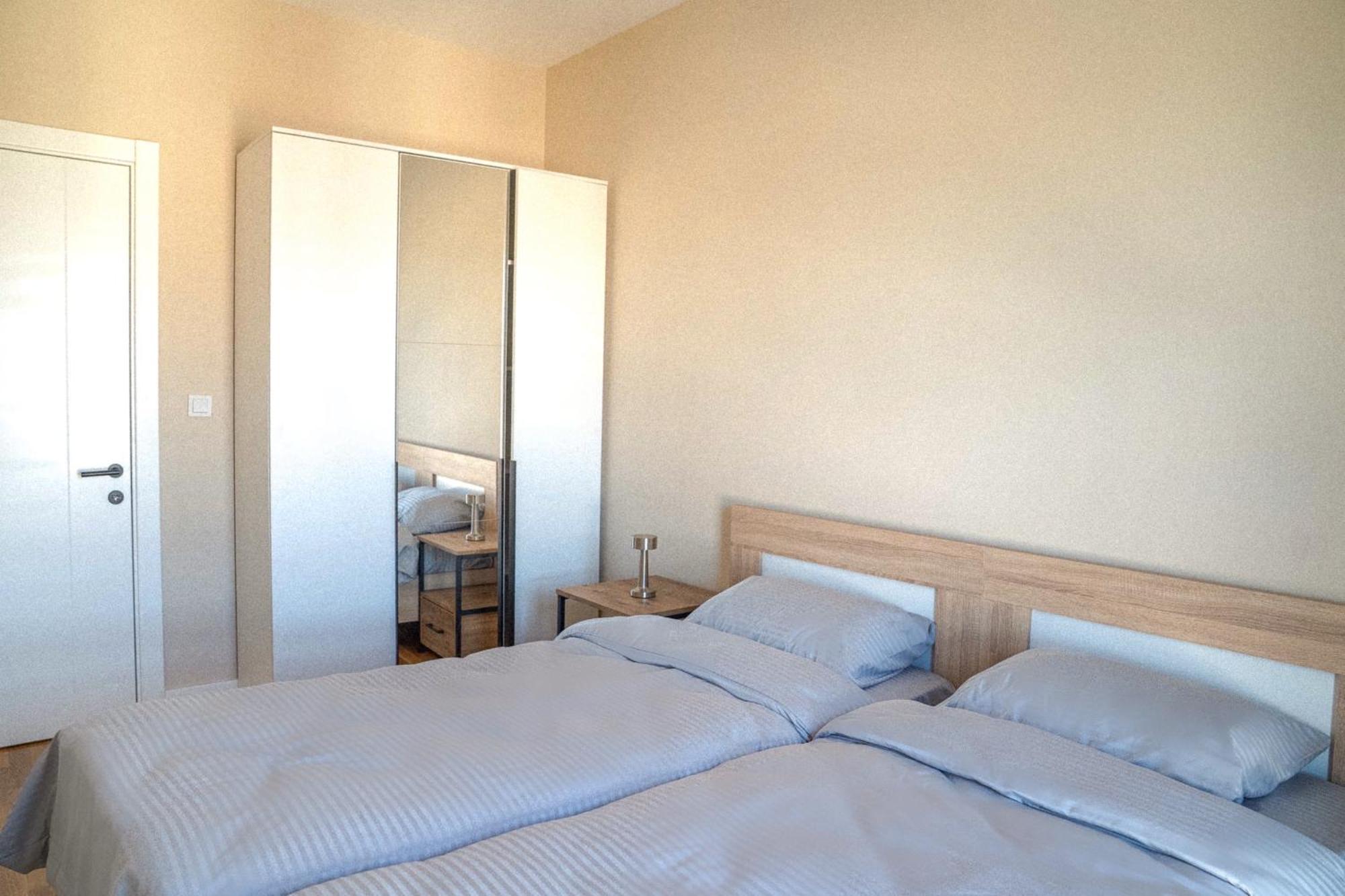 180° View Apartment In Diamond Building Escópia Exterior foto